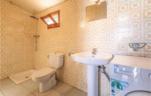 A bathroom at Stunning Home In Riudellots