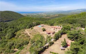 una vista aérea de una casa en las montañas en Brancorsi en Sassetta