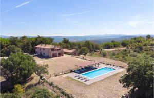 una vista aérea de una casa con piscina en Brancorsi en Sassetta