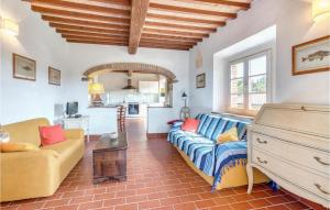ein Wohnzimmer mit einem Sofa und einem Tisch in der Unterkunft Brancorsi in Sassetta