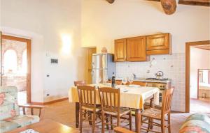 uma cozinha com mesa e cadeiras num quarto em Sangiovese 6 em San Donato in Poggio