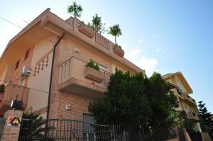 a building with a tree in front of it at Domus Primavera in Scerne