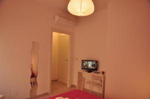 a living room with a guitar on the wall at Domus Primavera in Scerne