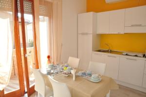 a dining room with a table and chairs and a kitchen at Domus Primavera in Scerne