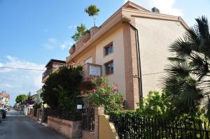 a building on the side of a street at Domus Primavera in Scerne