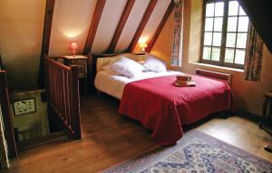 FleuracにあるNice Home In Fleurac With 3 Bedroomsのベッドルーム1室(赤い毛布付きのベッド1台付)