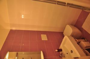 a small bathroom with a toilet and a sink at Domus Primavera in Scerne