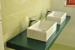 a bathroom with a white sink and a mirror at Domus Primavera in Scerne
