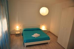 a bedroom with a green bed and two lamps at Domus Primavera in Scerne