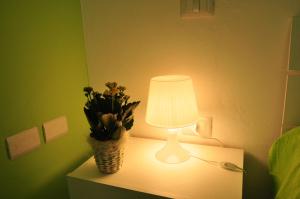 a lamp on a table with a plant on it at Domus Primavera in Scerne