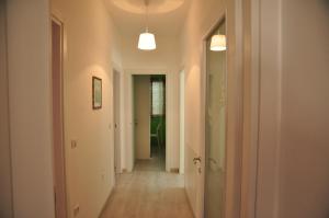 a hallway with a hallway leading to a room with a hallway at Domus Primavera in Scerne