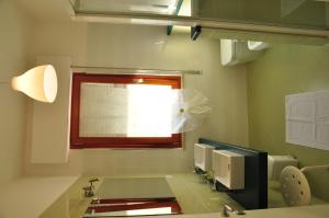 a bathroom with two sinks and a window at Domus Primavera in Scerne