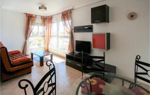 sala de estar con TV y mesa de cristal en 2 Bedroom Amazing Apartment In Torrevieja, en Torrevieja