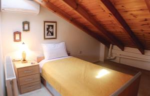 En eller flere senge i et værelse på Nice Home In Nea Makri With Kitchen