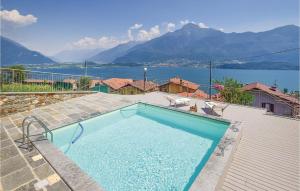 een zwembad met uitzicht op het water en de bergen bij Casa Emma Vista Lago in Vercana
