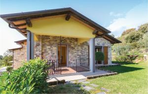 Casa pequeña de ladrillo con porche y balcón en 2 Bedroom Nice Home In Camaiore Lu, en Corsanico-Bargecchia 16 fotos más