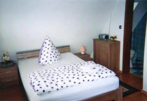 Postel nebo postele na pokoji v ubytování Pension Deimel + 12 fotografií