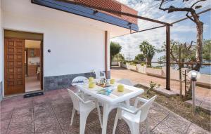 - une table et des chaises blanches sur la terrasse dans l'établissement Villa Sarah, à Ioppolo