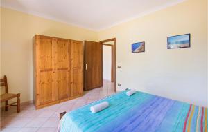 una camera con letto blu e armadi in legno di Villa Sarah a Ioppolo