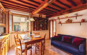 Corsanico-BargecchiaにあるBeautiful Apartment In Marignana lu With 2 Bedrooms And Wifiのリビングルーム(テーブル、ソファ付)
