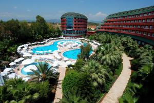 uma vista panorâmica de um resort com uma piscina em Delphin Deluxe Resort em Okurcalar