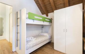 Raveo的住宿－Fornasiero 1，白色客房内的一间卧室配有一张双层床
