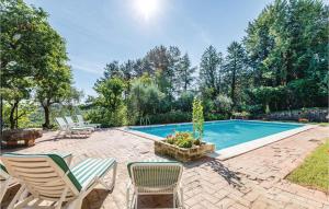 patio z krzesłami i basenem w obiekcie Villa Pasticci w mieście Collelungo +23 zdjęcia