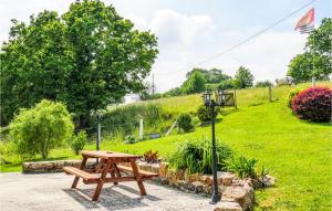 einen Picknicktisch in einem Garten mit einem Hügel im Hintergrund in der Unterkunft Gorgeous Apartment In Ponts With Wifi in Ponts