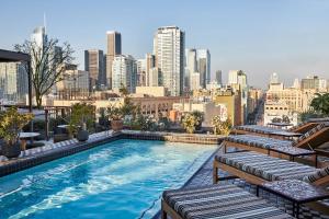 una piscina en la parte superior de un edificio con vistas al perfil urbano en ViewPoint Suites en Los Ángeles