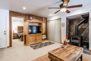 sala de estar con TV y chimenea en Hidden Valley Village #103 nicely updated 1 bedroom 1 bathroom condo short 10 min walk from Village, en Mammoth Lakes