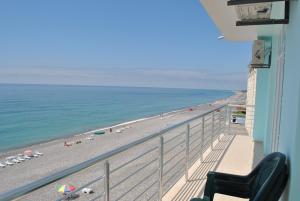 balcón con vistas a la playa y al océano en Black Sea Hotel, en Kvariati