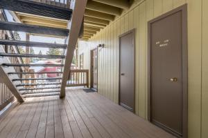 un corridoio vuoto con due porte e una scala di Hidden Valley Village #103 nicely updated 1 bedroom 1 bathroom condo short 10 min walk from Village a Mammoth Lakes Altre 19 foto