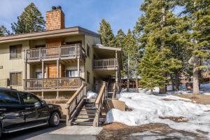 una casa con un'auto parcheggiata davanti di Hidden Valley Village #103 nicely updated 1 bedroom 1 bathroom condo short 10 min walk from Village a Mammoth Lakes