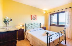 um quarto com uma cama e uma janela em La Duna E Il Blu em Torre dei Corsari