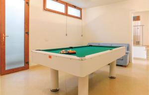 une table de billard dans une pièce avec un canapé bleu dans l'établissement Villa Piera, à Loano