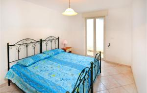 a bedroom with a bed with a blue comforter at Awesome Apartment In Gallipoli With 3 Bedrooms in Gallipoli