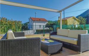 d'une terrasse avec un canapé et des chaises sur un balcon. dans l'établissement Villa Piera, à Loano