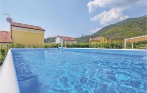 una grande piscina blu in una casa di Villa Piera a Loano
