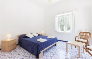 Un dormitorio con una cama y una silla y una ventana. en Villa La Limonaia, en Sorrento