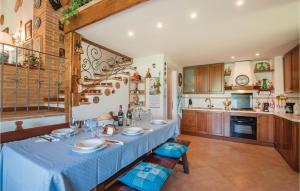 cocina con mesa y mantel azul en Casa Monica en Ampugnano