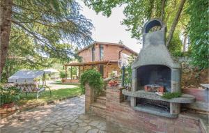 - une cheminée en briques devant une maison dans l'établissement Casa Monica, à Ampugnano