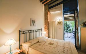 - une chambre avec un lit doté d'une lampe et d'une fenêtre dans l'établissement Casa Monica, à Ampugnano