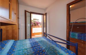 - une chambre avec un lit et une couette bleue dans l'établissement Casa Oslo 1, à Castelsardo
