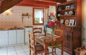 モエラン・シュル・メールにあるGorgeous Home In Moelan Sur Mer With Kitchenetteのキッチン(花瓶付)