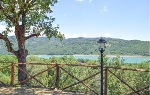 światło uliczne obok płotu i jeziora w obiekcie La Casa Sul Lago w mieście Cicerale