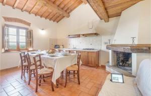 eine Küche mit einem Tisch und Stühlen im Zimmer in der Unterkunft 1 Bedroom Pet Friendly Apartment In Larciano Pt in Lamporecchio