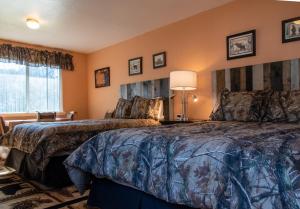um quarto de hotel com duas camas e uma janela em Little Valley Inn em Mariposa