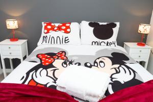 Dormitorio con cama con colcha de ratón Mickey en Gorgeous and New House at Le Reve Resort (214221) en Kissimmee