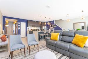 sala de estar con sofá y sillas y cocina en Gorgeous and New House at Le Reve Resort (214221) en Kissimmee