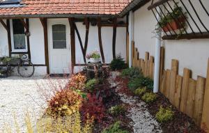 a garden in front of a house with a fence at Cozy Home In Senlecques With Wifi in Senlecques